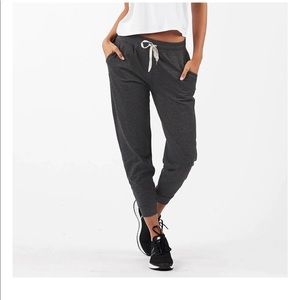 Vuori Performance Jogger in Heather Grey